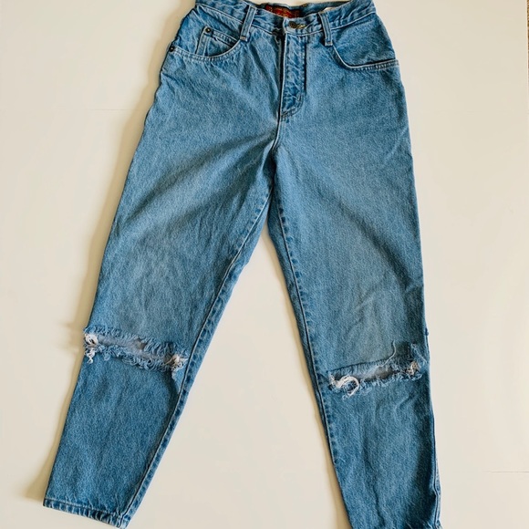 Distressed Mom Jean! Perfect Closet Basic. Sz 4 🤍 - Picture 2 of 5